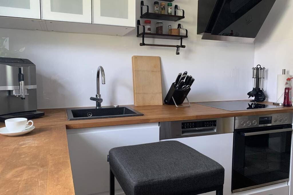 Gemütliche 3 Zimmer Wohnung mit großzügiger Terrasse im Grünen Reutlingen Exterior foto