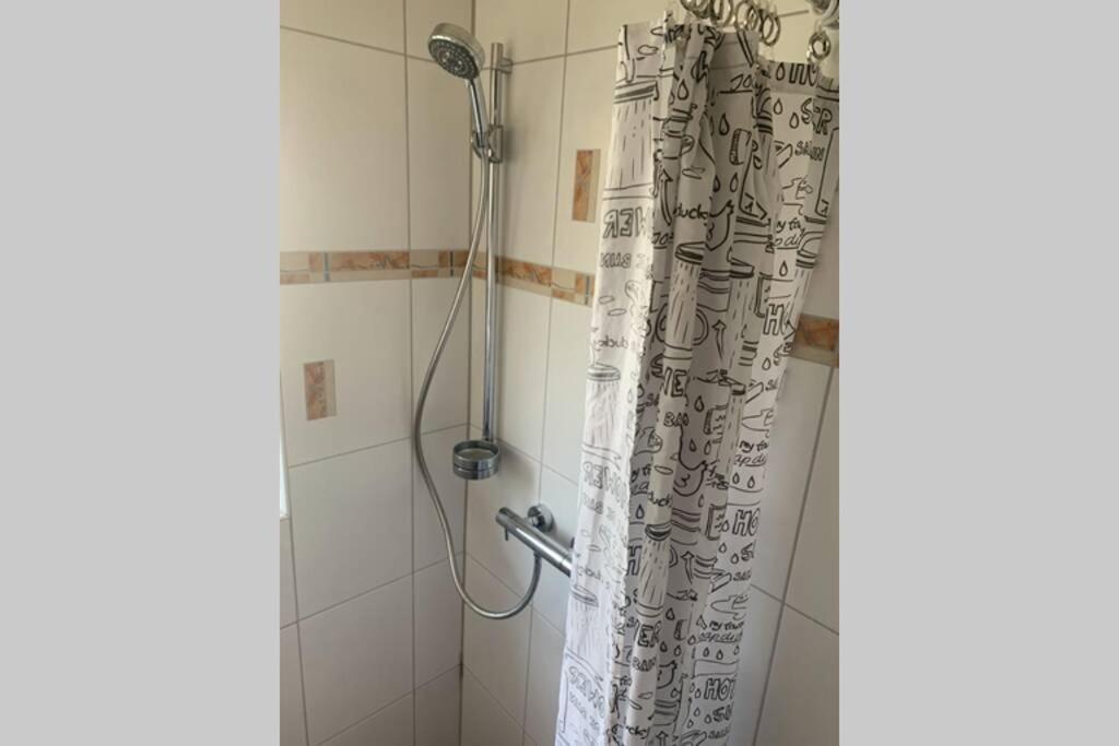 Gemütliche 3 Zimmer Wohnung mit großzügiger Terrasse im Grünen Reutlingen Exterior foto